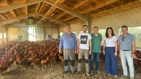 2025_08_11 gerente Banco de Tierras visita explotacion en Santa Eulalia de Oscos 2