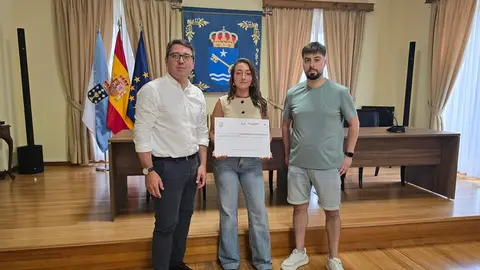 130825 BURGUER FEST DONA 1500&euro; A COMISION DE FIESTAS (2)