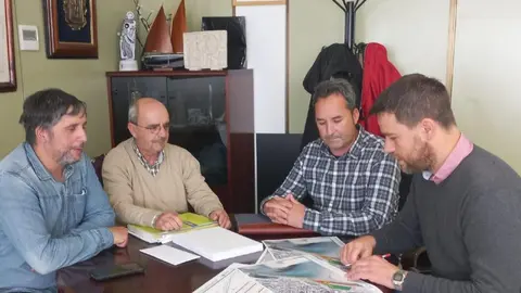 140825 Reuni&oacute;n do alcalde de Foz e o concelleiro &Aacute;ngel Fern&aacute;ndez Neira coa Asociaci&oacute;n A Ribeira para a mellora do porto en outubro do 2024