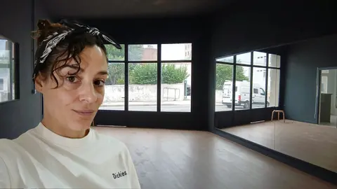 In&eacute;s N&eacute;cega en su escuela de m&uacute;sica y danza en Foz