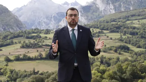 Adri&aacute;n Barb&oacute;n, durante la grabaci&oacute;n del discurso en P&oacute;o de Cabrales
