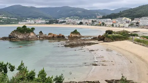 La playa de Covas, en la que desemboca el r&iacute;o de Loiba.
