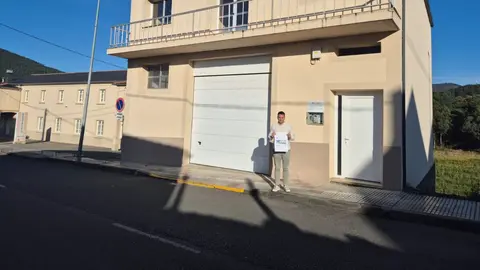 Rub&eacute;n Garc&iacute;a, alcalde de Trabada, frente a la antigua C&aacute;mara Agraria