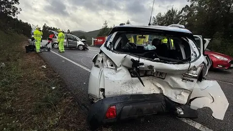 Accidente en Budi&aacute;n, en O Valadouro, en el que se vieron implicados dos turismos y un cami&oacute;n