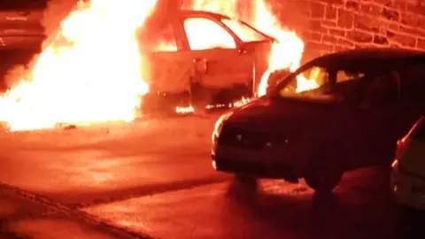 Coche quemado de madrugada en el muelle de Porcill&aacute;n
