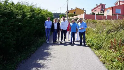 Diputados provinciales y concejales del PP de Burela durante su visita a la villa, donde trasladaron al gobierno local las demandas de los vecinos de Os Cotos, Ril y el barrio de la Casilla.