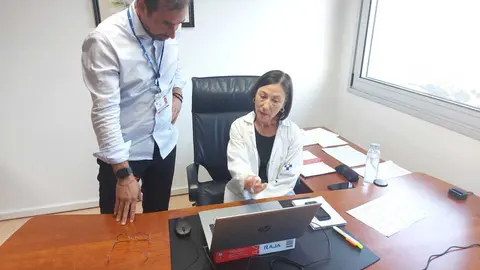 El gerente del &aacute;rea sanitaria I, Pedro Jim&eacute;nez, con la trabajadora social que se encarga de ofrecer atenci&oacute;n personalizada a la poblaci&oacute;n de San Tirso de Abres, Pilar L&oacute;pez.