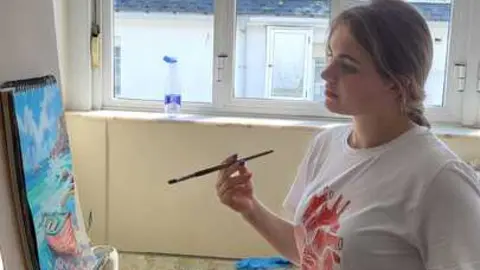 Sof&iacute;a Andrushenko, refugiada de guerra ucraniana amante de la pintura que reside en Foz