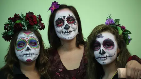 Un grupo de catrinas, s&iacute;mbolo festivo entre lo t&eacute;trico y lo colorido, listo para celebrar Sama&iacute;n con creatividad y buen ambiente.