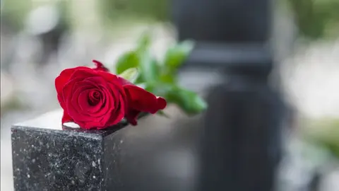 difuntos flores tumbas