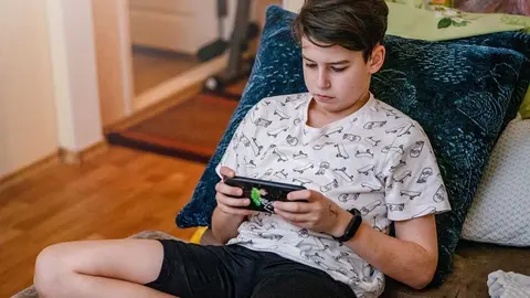 adolescente pantalla