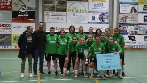 El diputado de Mocidade, Daniel Garc&iacute;a, junto a integrantes del Praias de Barreiros tras la final femenina de la VI Copa Deputaci&oacute;n de F&uacute;tbol Sala.