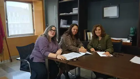La alcaldesa Mari&ntilde;a Gueimunde, durante la firma de una de las subvenciones nominativas