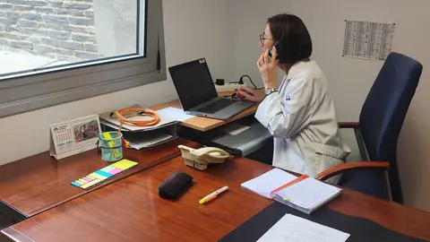 * En la imagen, Pilar L&oacute;pez, trabajadora social que se encarga de ofrecer atenci&oacute;n personalizada a la poblaci&oacute;n.