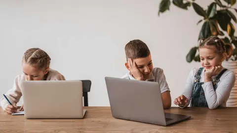 ninos-que-usan-computadoras-portatiles-en-la-escuela