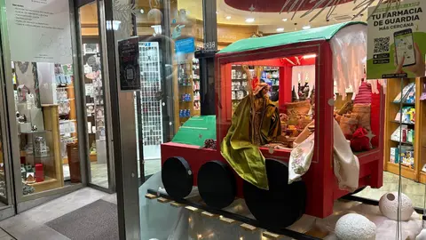 El escaparate navide&ntilde;o de la Farmacia Montserrat Iglesias vuelve a sorprender con un Bel&eacute;n colaborativo que ya conquista al p&uacute;blico.
