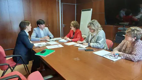 101225 FOTO Reuni&oacute;n alcaldesas con la Consejer&iacute;a para afrontar el relevo generacional y la conectividad