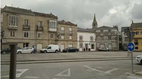 e la plaza de Santa Mar&iacute;a en Ferreira, Valadouro