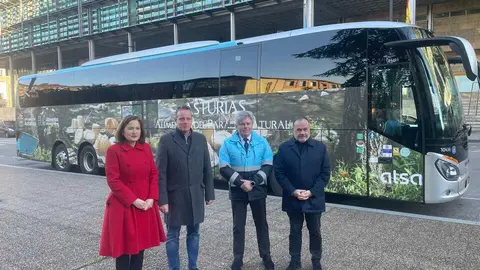 En la imagen, Bego&ntilde;a L&oacute;pez., directora general de Agricultura, Agroindustria y Desarrollo Rural; Marcelino Marcos, consejero de Medio Rural y Pol&iacute;tica Agraria; Jos&eacute; Carlos Fern&aacute;ndez, responsable de operaciones de Alsa en Asturias y Joaqu&iacute;n S&aacute;nchez, conductor de Alsa.