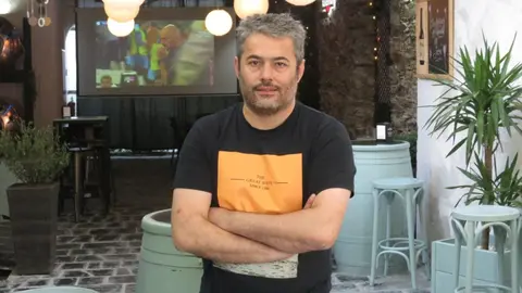 Foto de archivo (2023) de Jos&eacute; Fern&aacute;ndez, en el momento de inaugurar &ldquo;El Colonial de Jos&eacute;&rdquo; en Ribadeo.