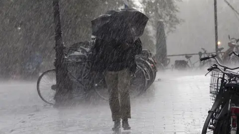 mal tiempo, temporal, paraguas