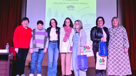 ponentes, moderadora, y personas usuarias (2)