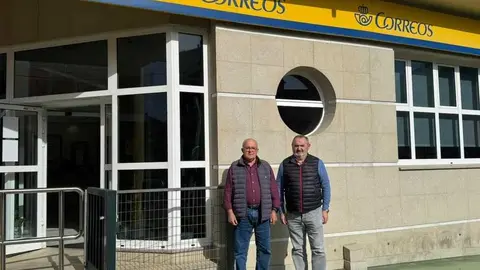 Balseiro y Lamela junto a la oficina de Correos de O  Valadouro.