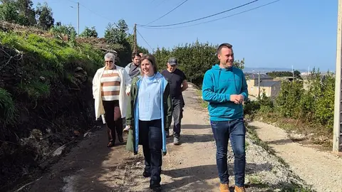 La alcaldesa de Cervo, Dolores Garc&iacute;a Caram&eacute;s, acompa&ntilde;ada por el concejal de Zona Rural, Adri&aacute;n Arias.