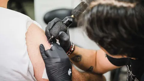 Tatuaje, tatuador
