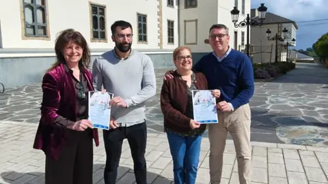 Presentaci&oacute;n del concurso gastron&oacute;mico &ldquo;Ribadeo Sabe&rdquo; en la Praza de Pancho Maseda, con representantes del Concello de Ribadeo y de Acisa.