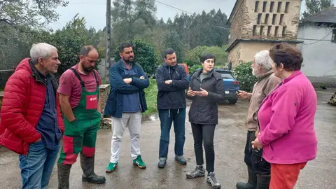 Reuni&oacute;n de integrantez del BNG con ganaderos en la parroquia ribadense de Vilela.