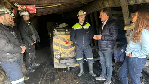 Jos&eacute; Manuel Rodr&iacute;guez &ldquo;Lito&rdquo; y la alcaldesa de Ibias, Gemma &Aacute;lvarez, durante su visita a los mineros encerrados en la mina Miura.