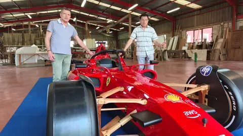 Tapia de Casariego coche Formula 1 de madera