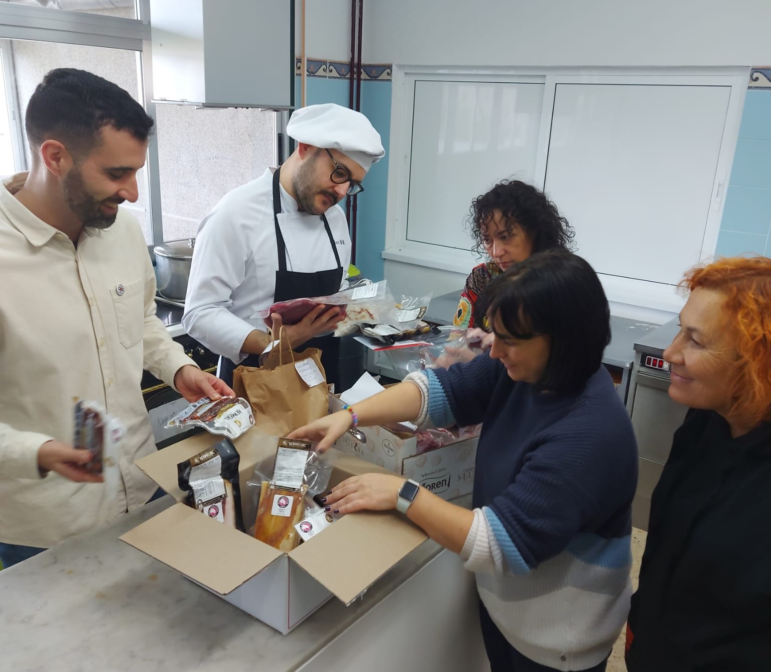 Entrega de produtos no colexio de San Cosme de Barreiros