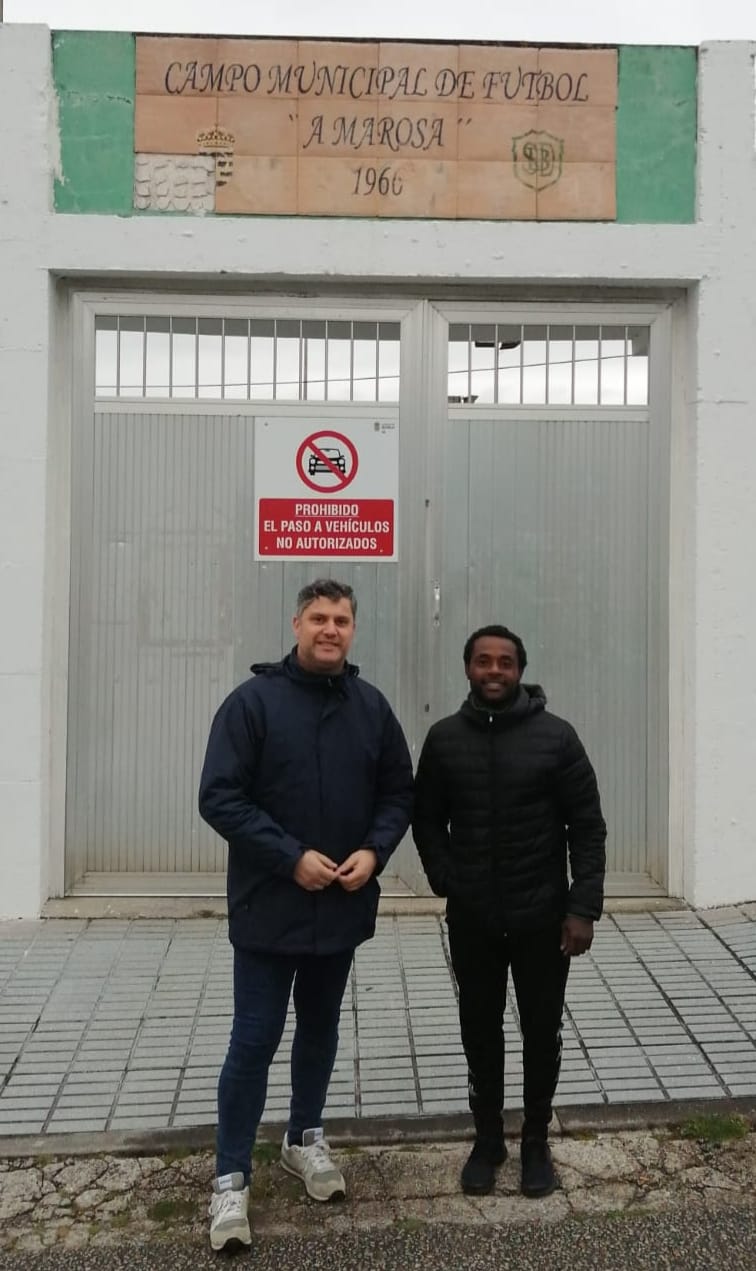 Manuel Rouco e Felix Martins diante o campo de fútbol da Marosa