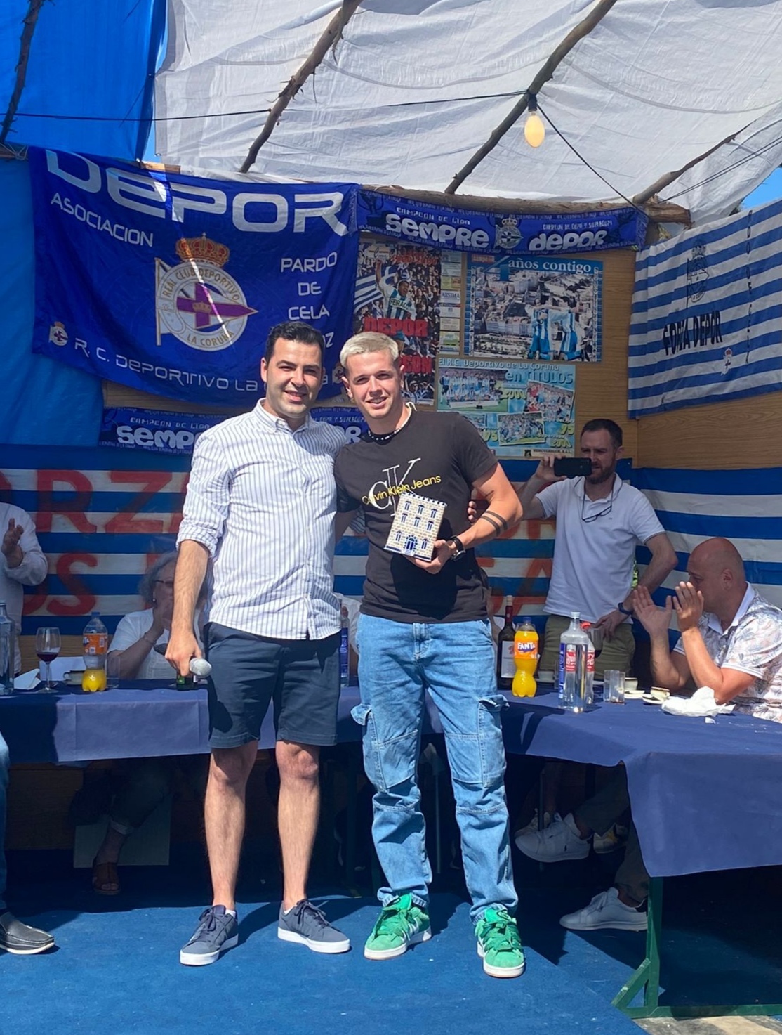 Regalo a Rubén López, jugador del Deportivo en Alfoz