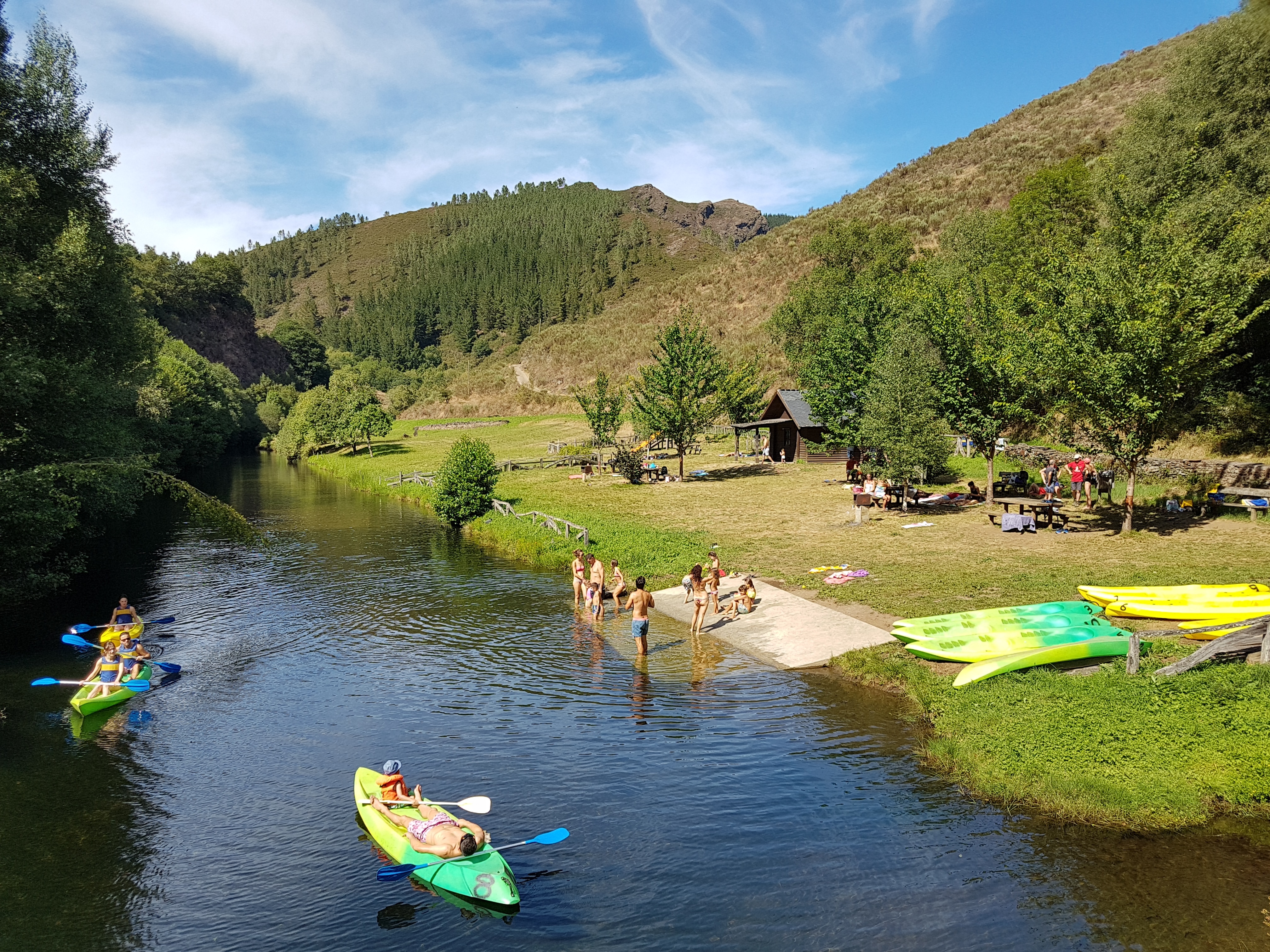 Baños y canoas en Ferreira,
Santa Eulalia de Oscos