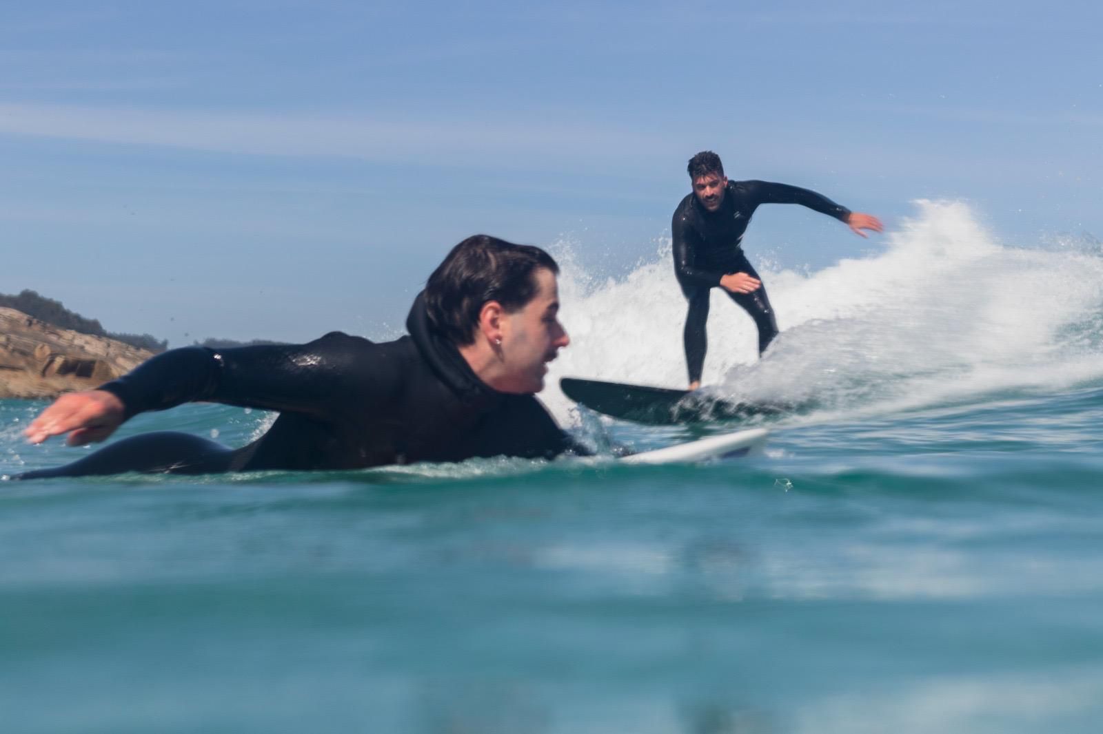 Burela Surf Club facendo o deporte.