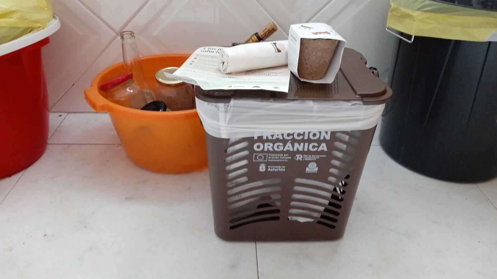 Ejemplo de cubo para los hogares que dan para el cubo marrón