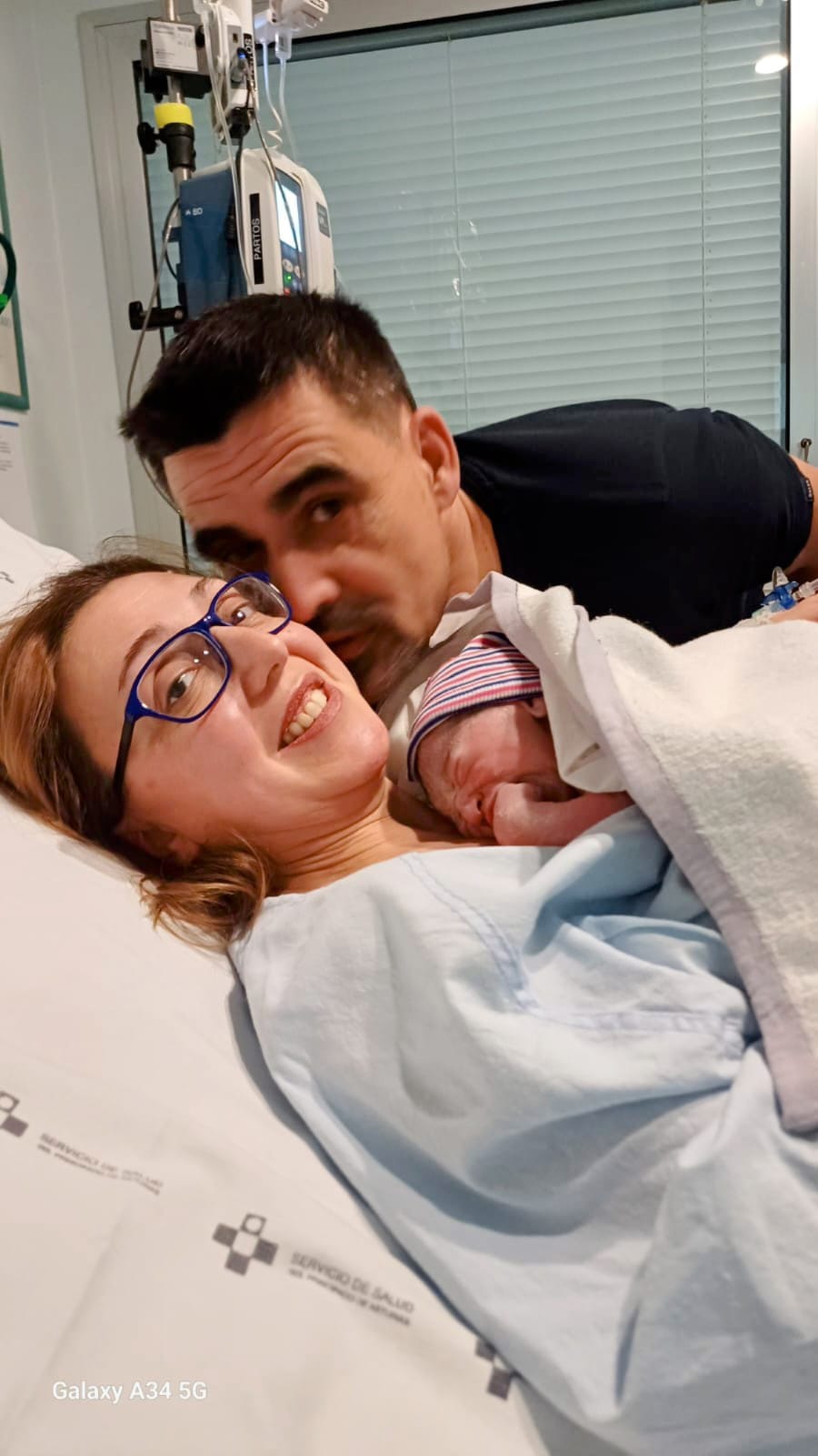 Nicolás con sus padres, en el hospital de Jarrio