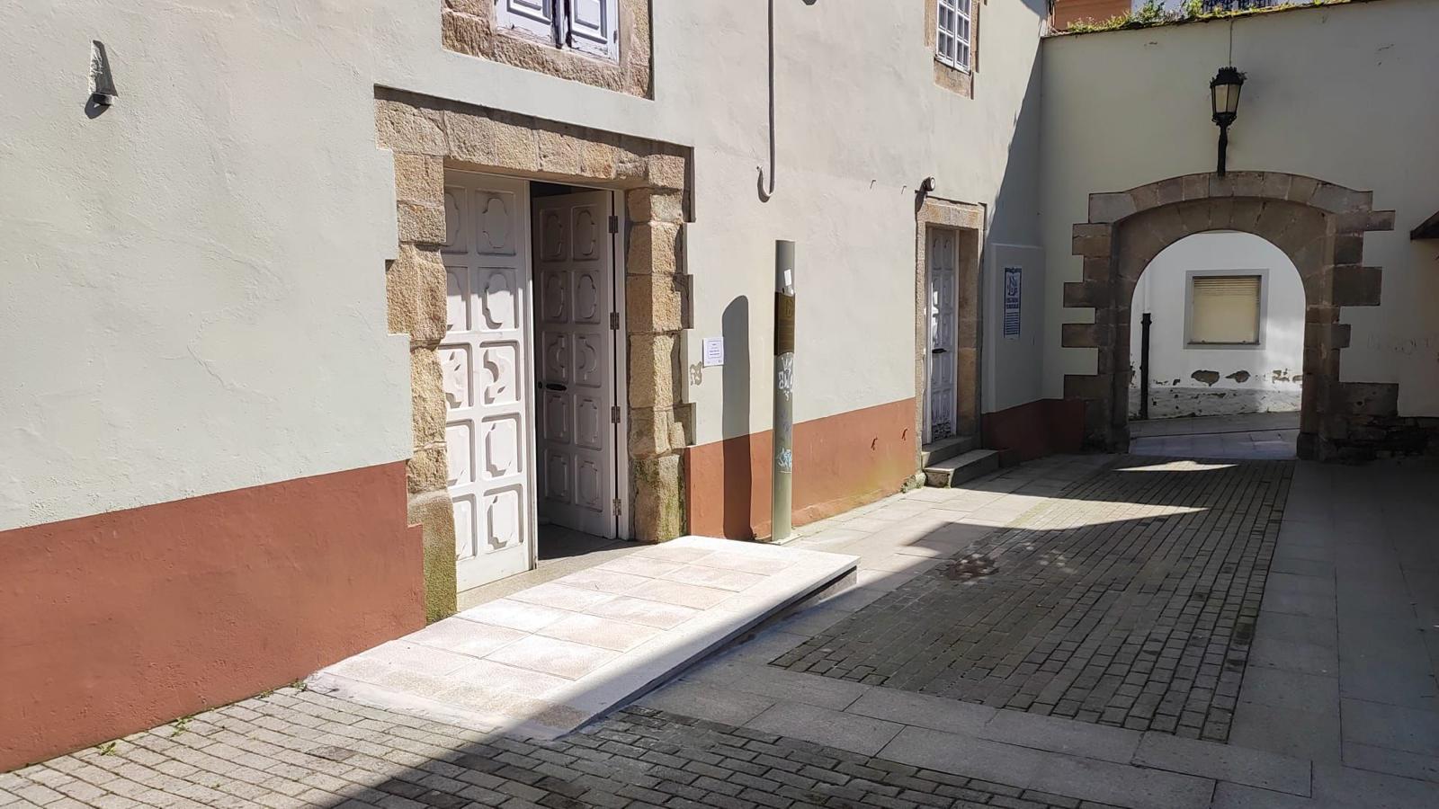 270325 Foto rampla biblioteca Ribadeo