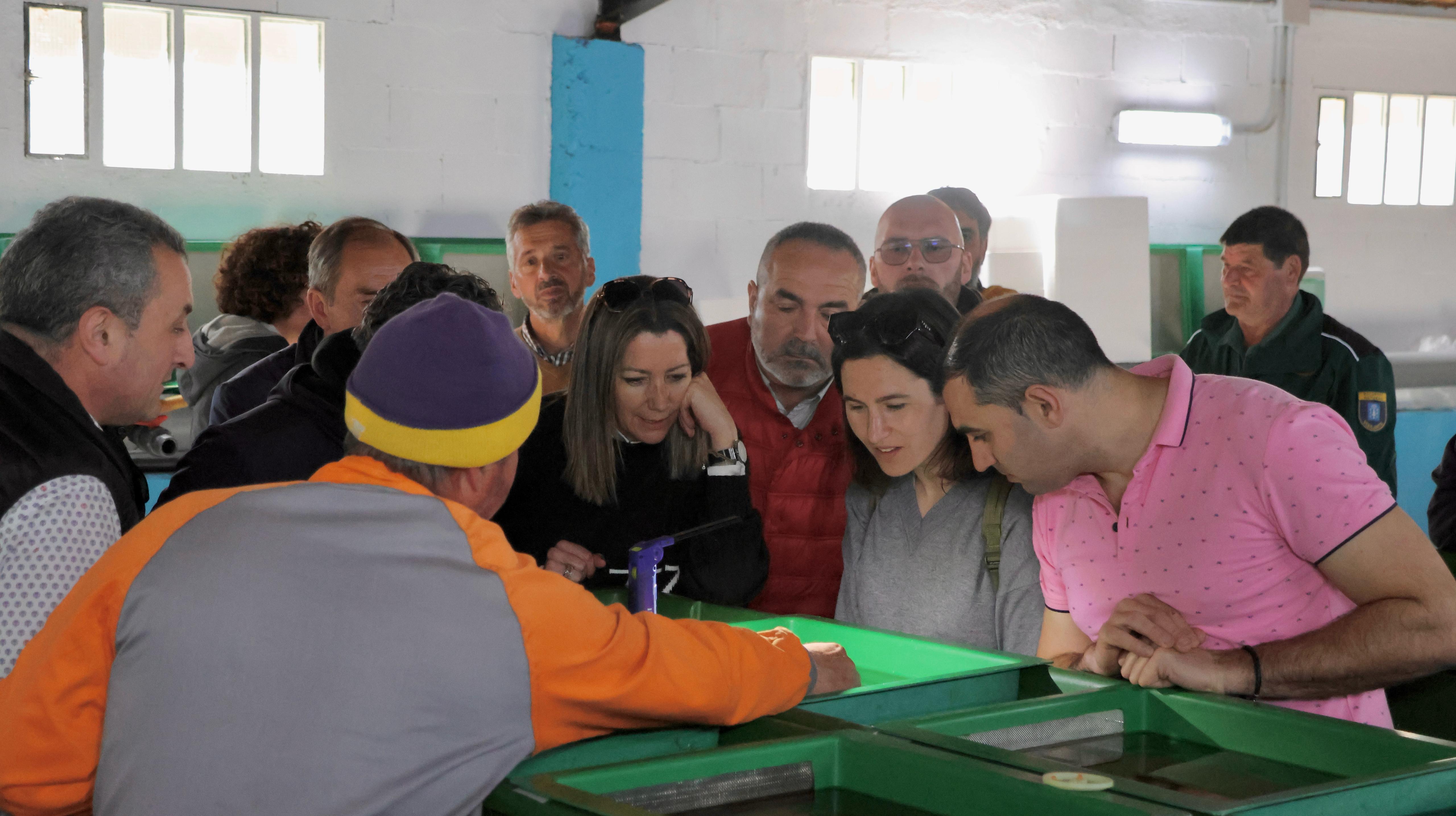 Instante de la visita a la Piscifactoría de Santalla (en Ribeira de Piquín)