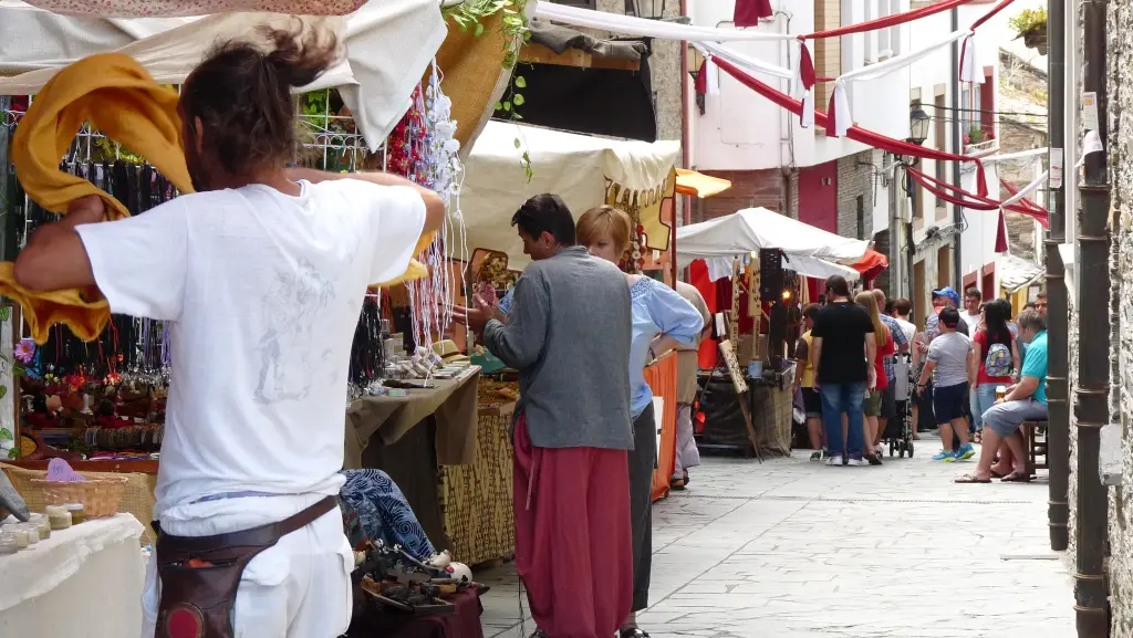 Ambiente en el mercado de la Feria Medieval de Navia