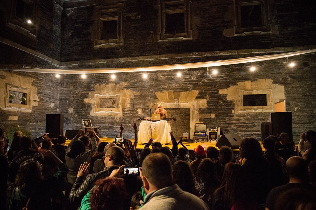 Rodrigo Cuevas actuando en la cuarta edición de la Festa dos Frailes, en el monasterio de Villanueva de Oscos