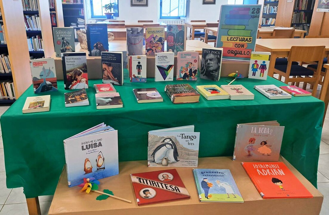 260625 EXPOSICIÓN DE LIBROS SOBRE O ORGULLO LGTBI NA BIBLIOTECA MUNICIPAL DE FOZ
