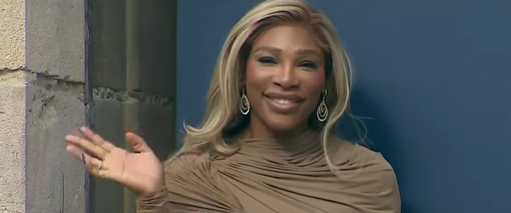 Serena Williams en Oviedo, saluda a su llegada al Reconquista.