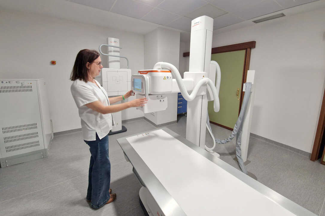 2025_10_24 jefa radiologia jarrio en nueva sala rayos (1)