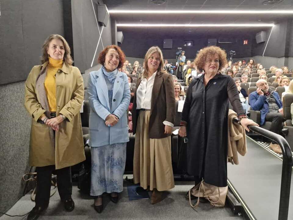 2025_10_29 Vicepresidenta y Consejera Derechos Sociales estrategia soledad no deseada (2)