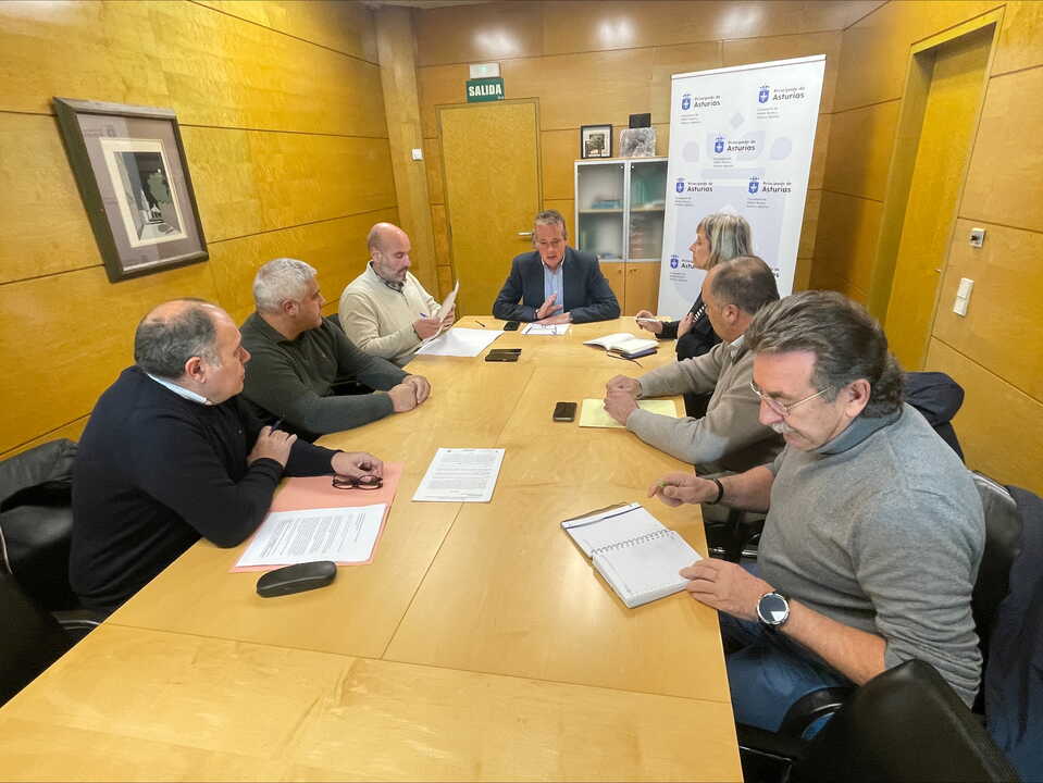 El consejero Marcelino Marcos durante la reunión con el sector apícola para presentar el incremento de ayudas y las nuevas medidas de protección.