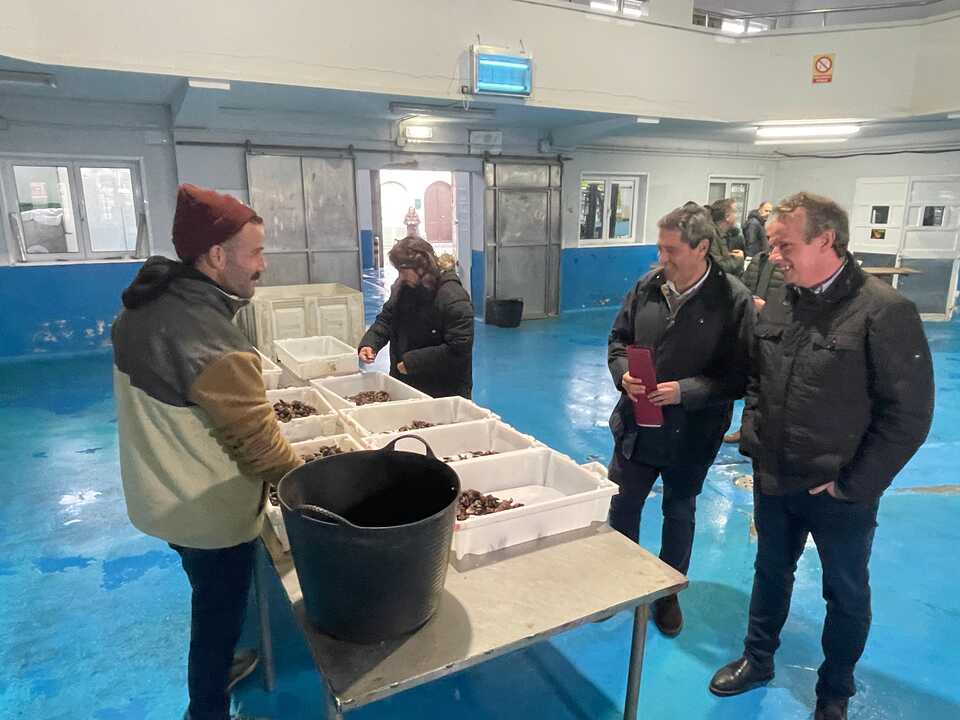 2025_12_18 Consejero Medio Rural visita Cofradía Pescadores Luarca (3)